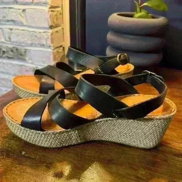 Born Wedge Sandals Women's Size 40/9 Black Leather  Cork Platform Strappy - Picture 5 of 10